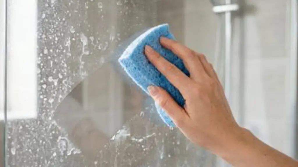 La mampara del baño tenía manchas blancas de cal y esta mezcla casera lo eliminó todo sin esfuerzo ni marcas